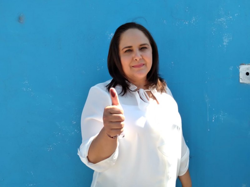 Karla Córdova emite su voto