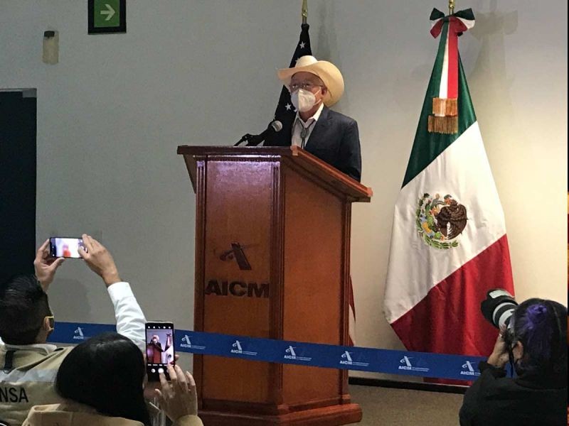 Ken Salazar, embajador estadounidense, llega a territorio nacional