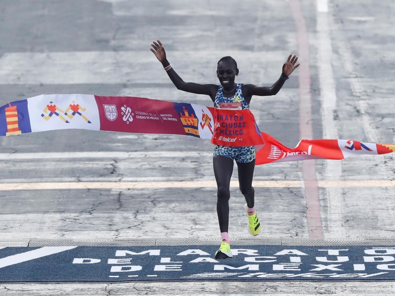 Keniata arrasa e impone récord en Maratón CDMX