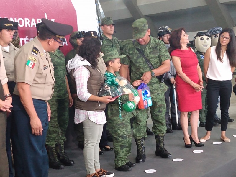Kevin, infante con cáncer fue #SoldadoPorUnDía en Puebla