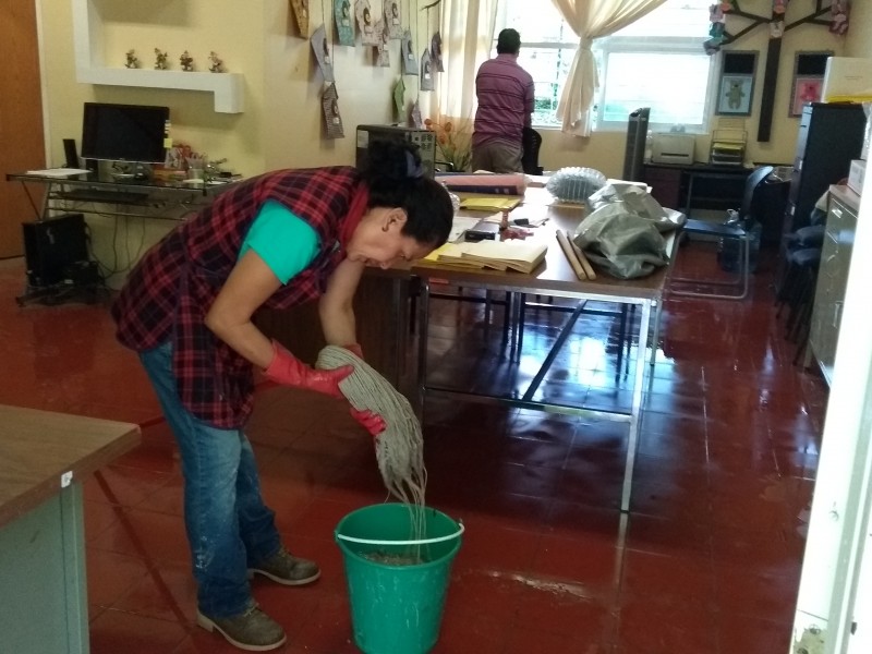 Kinder afectado por lluvia suspende clases