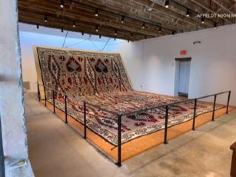La alfombra navajo más grande del mundo vuelve a exhibirse