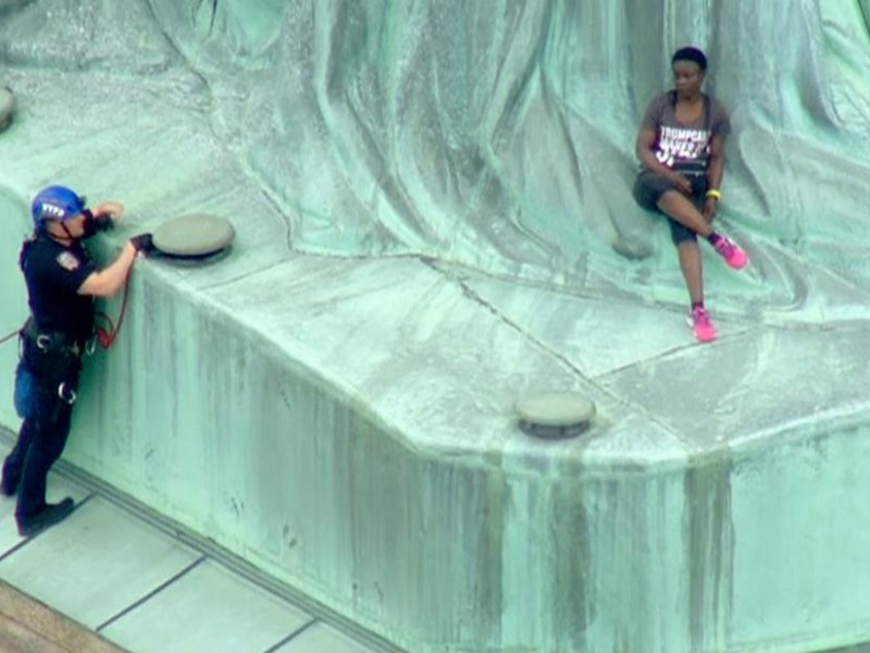 La arrestan por escalar Estatua de la Libertad