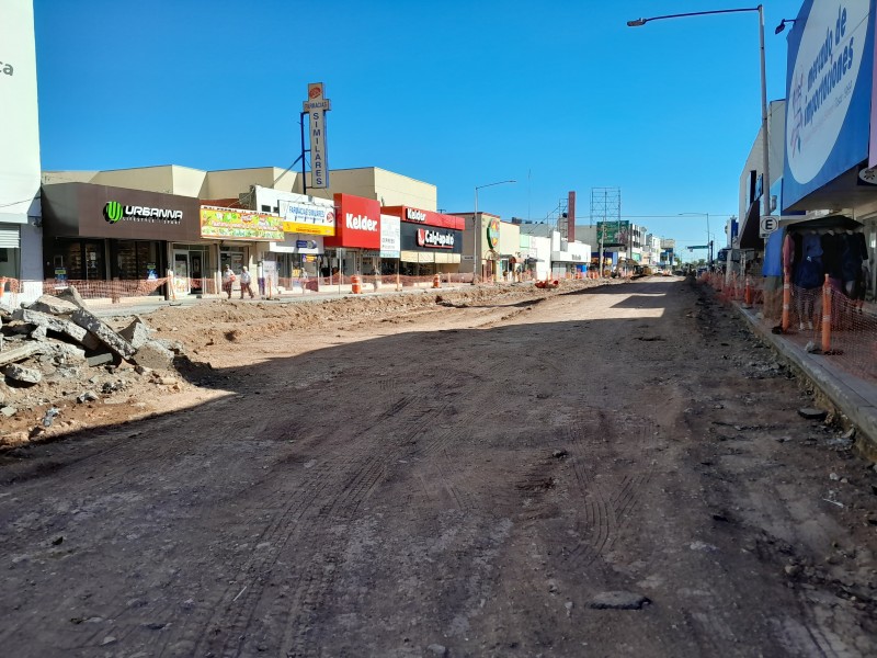 La avenida principal cerrada afecta a comercios del centro