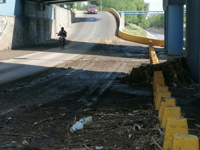 La basura acumulada en ríos y arroyos provocó encharcamientos en