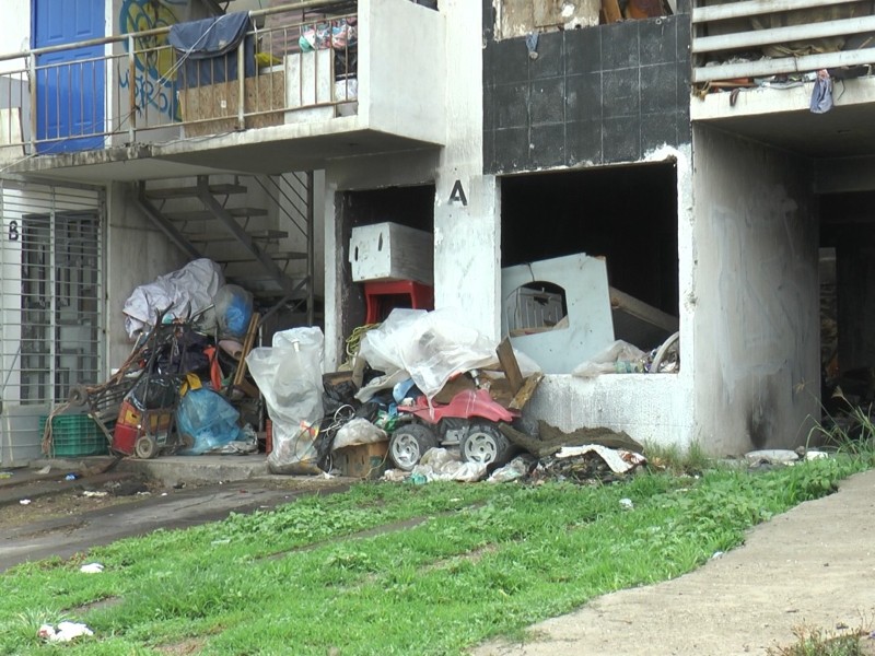 La basura también invade departamentos en Brisas del Campestre