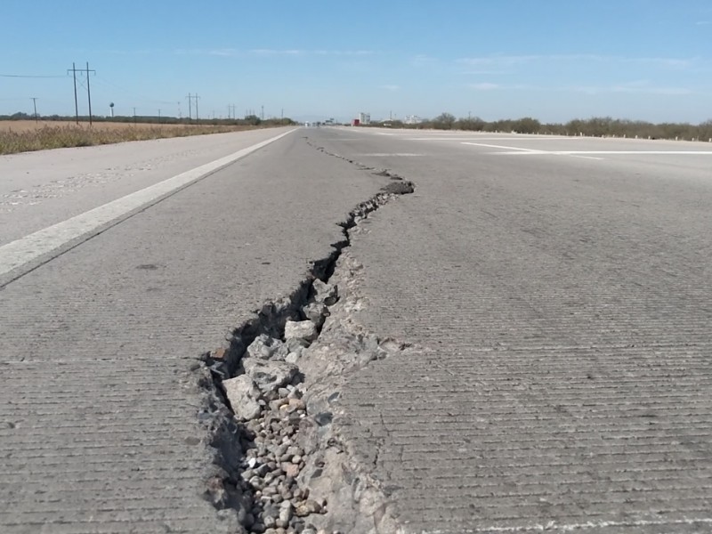 La carretera federal ya presenta agrietaciones y baches