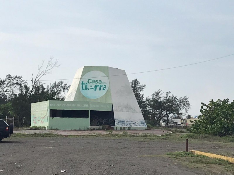 La casa de la tierra en total abandono