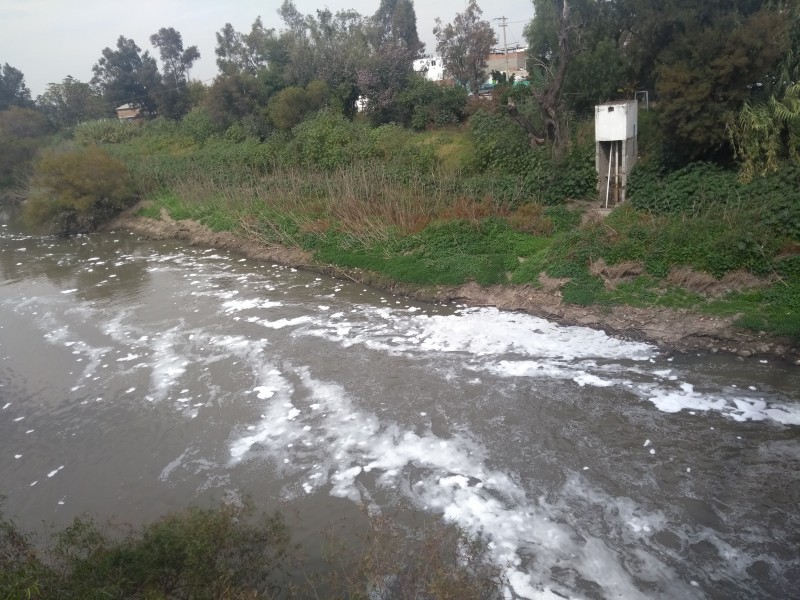 Prevalece espuma en el cauce del Lerma