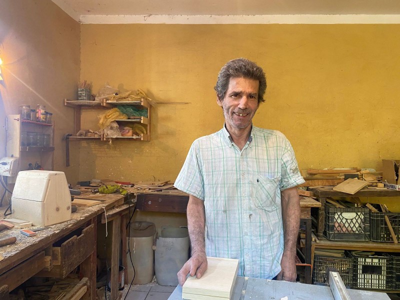 La discapacidad visual no frena a Carlos, realiza arte con madera