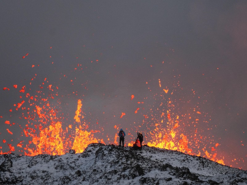 La erupción de volcán en Islandia continúa disminuyendo