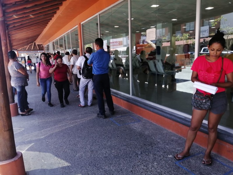 La gente no aplica sana distancia en bancos de Zihuatanejo