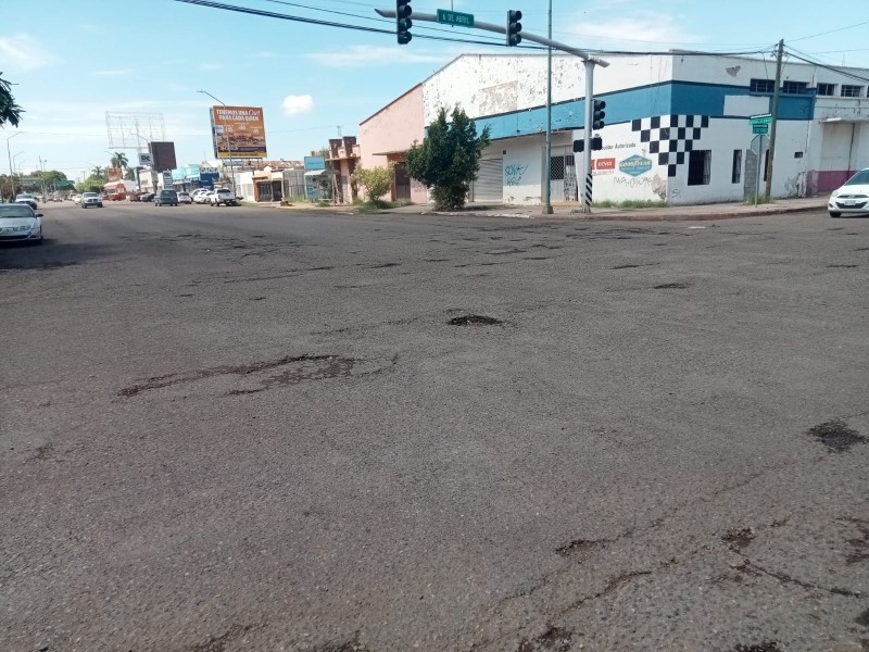 La importante calle Miguél Alemán con numerosos baches por lluvias