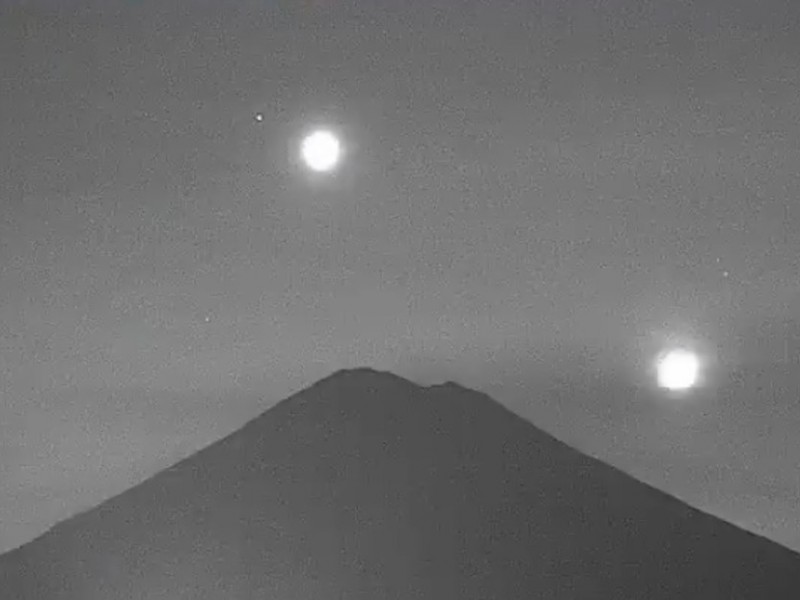 La luna, Venus y Marte caen sobre el Popocatépetl