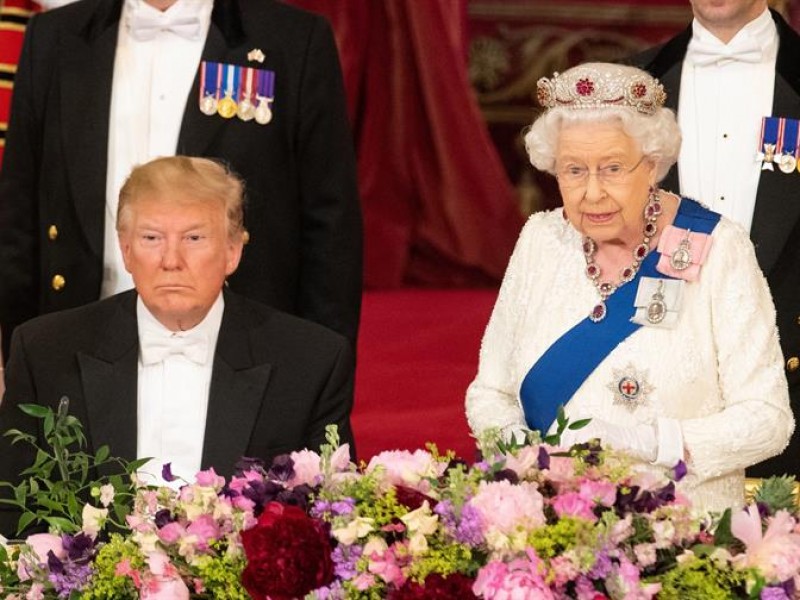 La monarquía británica recibe a Trump