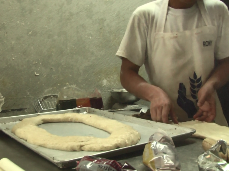 La preparación de la tradicional Rosca de Reyes