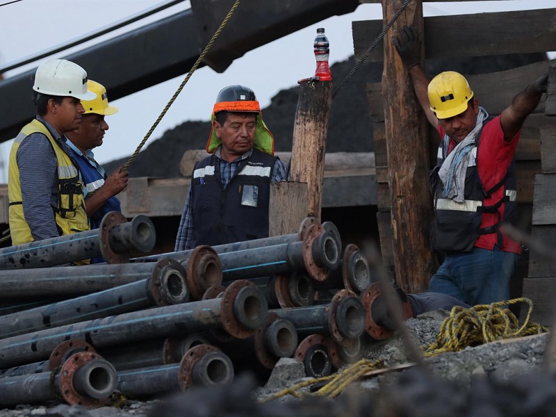 La prioridad es rescatar a los diez mineros: AMLO