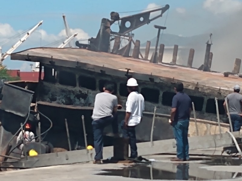 La Profepa evalúa daños ambientales por buque incendiado