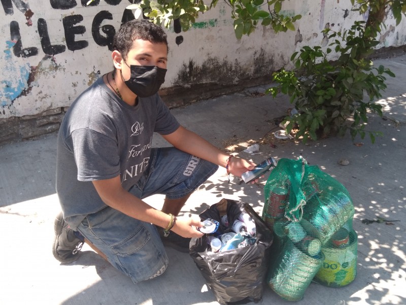 La recolección de latas, le permite salir adelante a Javier