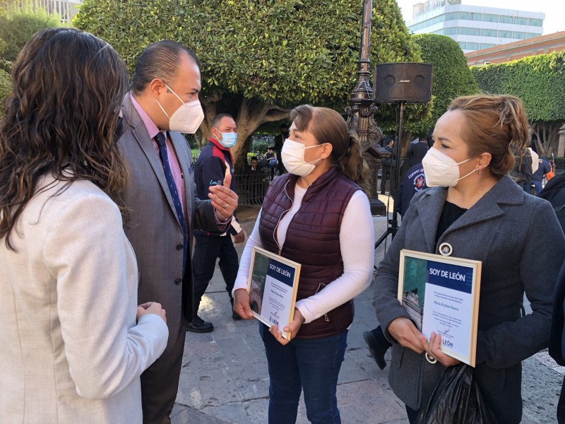 La señora María recibe reconocimiento ‘Soy de León’