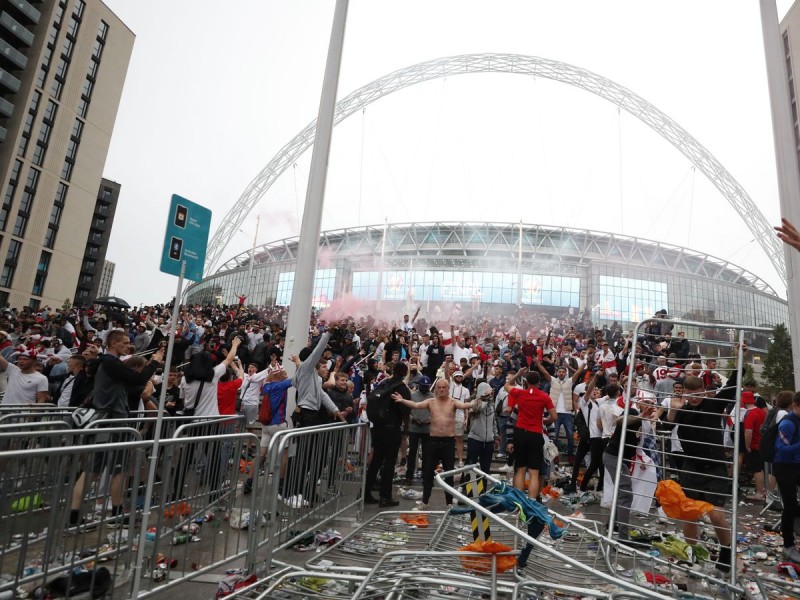 La UEFA abre procedimientos disciplinarios por disturbios en Wembley