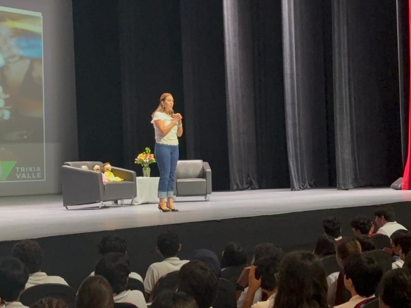 “La vida en el reventón”: Trixia Valle llena el Teatro Ingenio