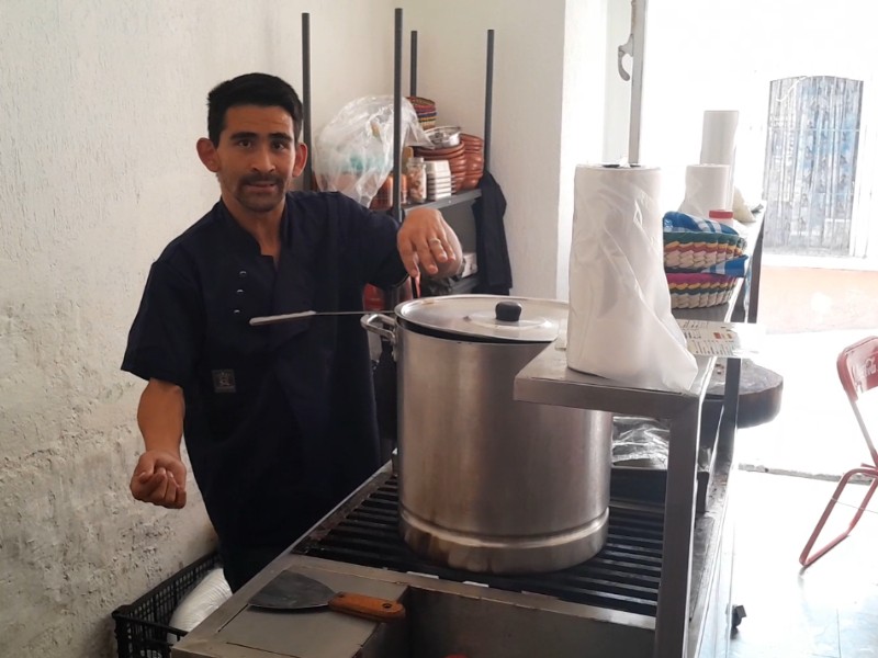 La vida lo retó… y él sirvió birria