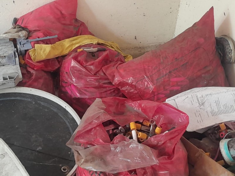 Laboratorio abandonado representa un riesgo sanitario para vecinos en Veracruz