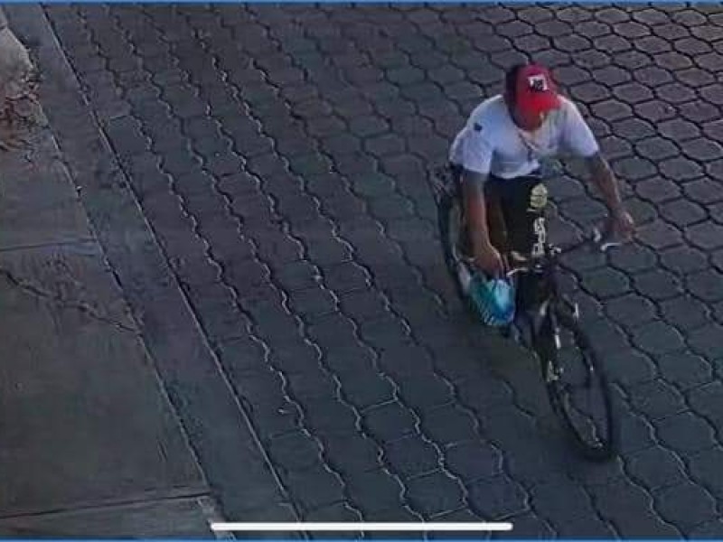 Ladrón roba bicicleta a menor de edad (video)