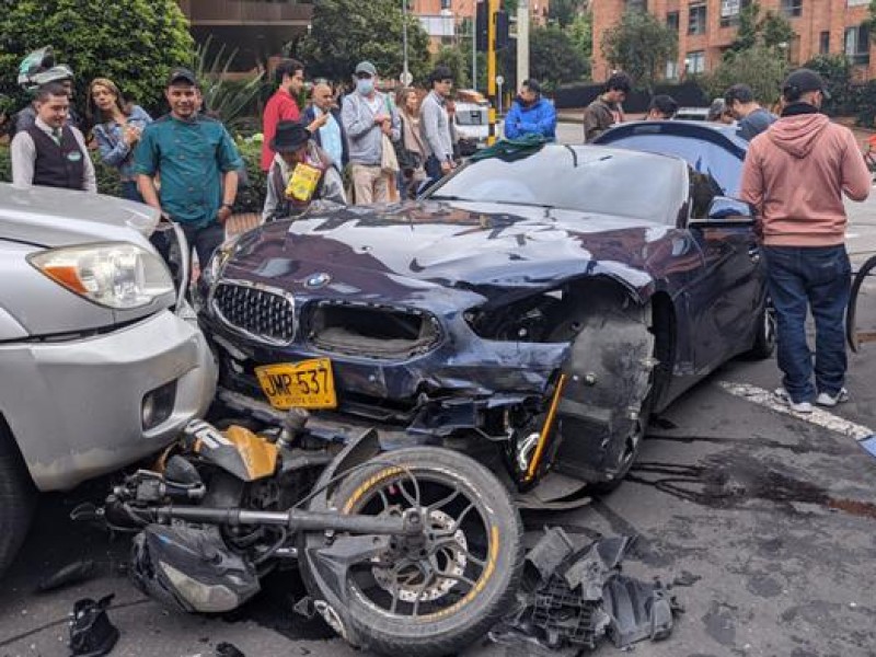 Ladrones asaltan a conductor y él los arrolla