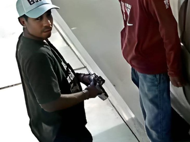 Ladrones de auto son evidenciados exigiendo su identificación