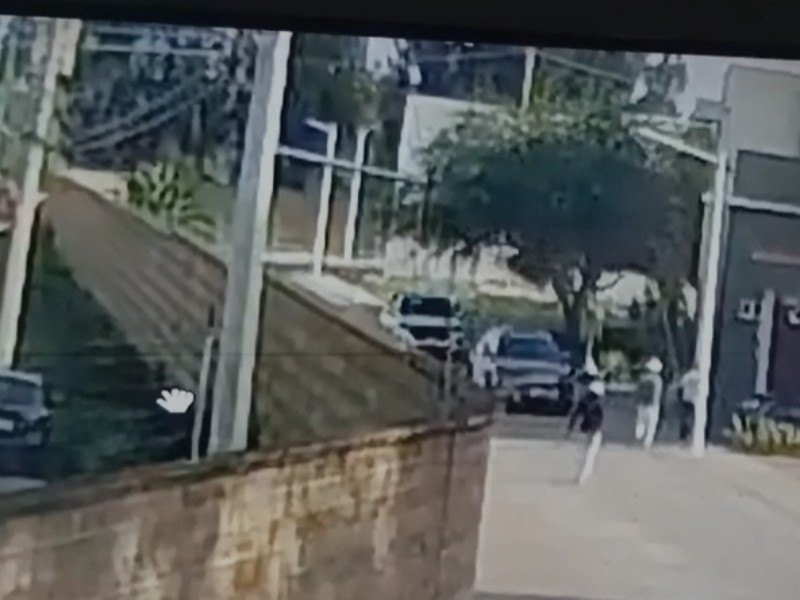 Ladrones de casa habitación rompen pared de zona residencial