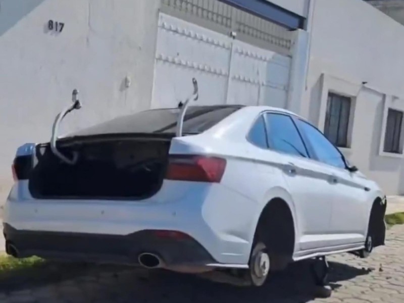 Ladrones desvalijan automóvil en Cholula