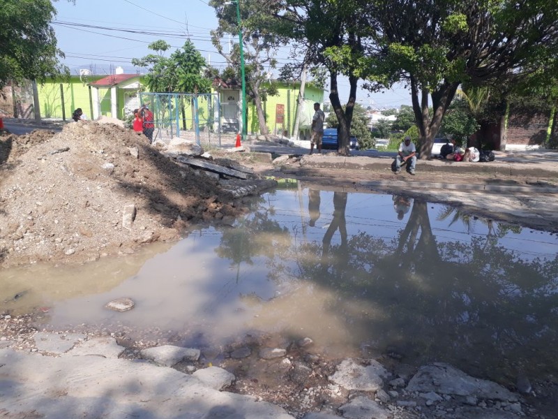 Laguna en boulevard Serra Rojas desde hace 15años