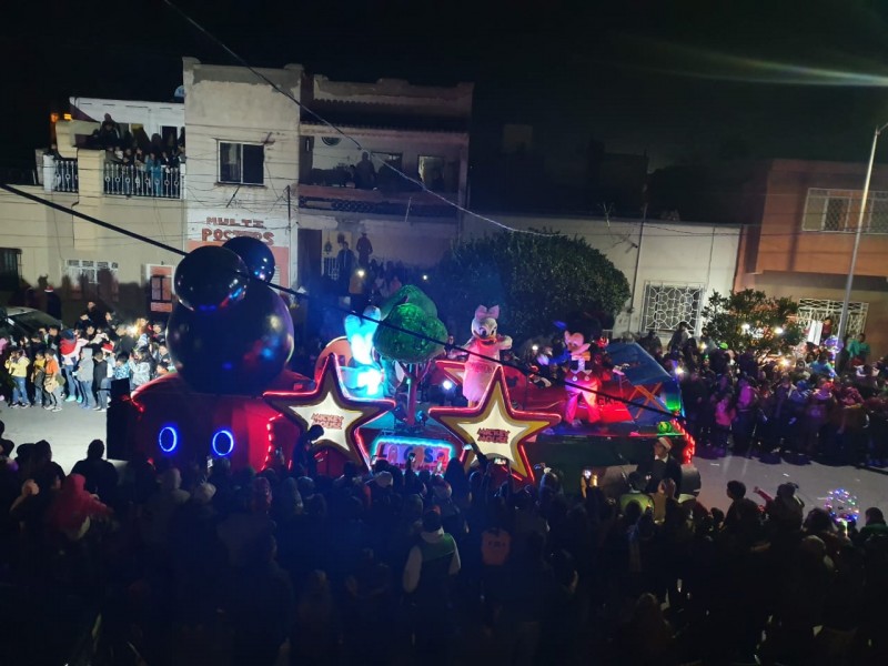 Laguneros disfrutan del desfile navideño 