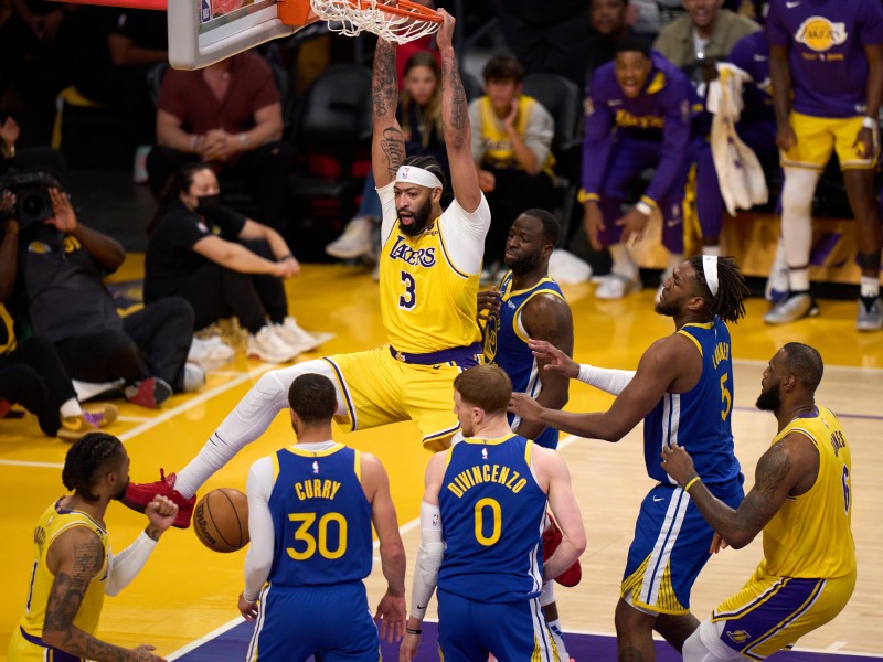 Lakers destrona a Warriors y llega a finales de conferencia