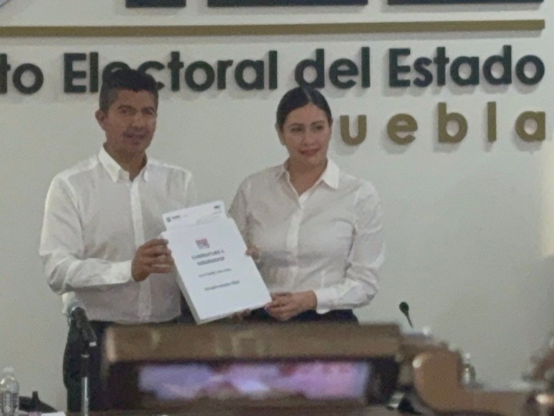 Lalo Rivera presentó su registro como candidato ante el IEE