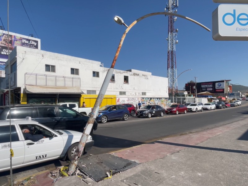 ¡Lámpara a punto de caer a transeúntes en la Gobernadores !