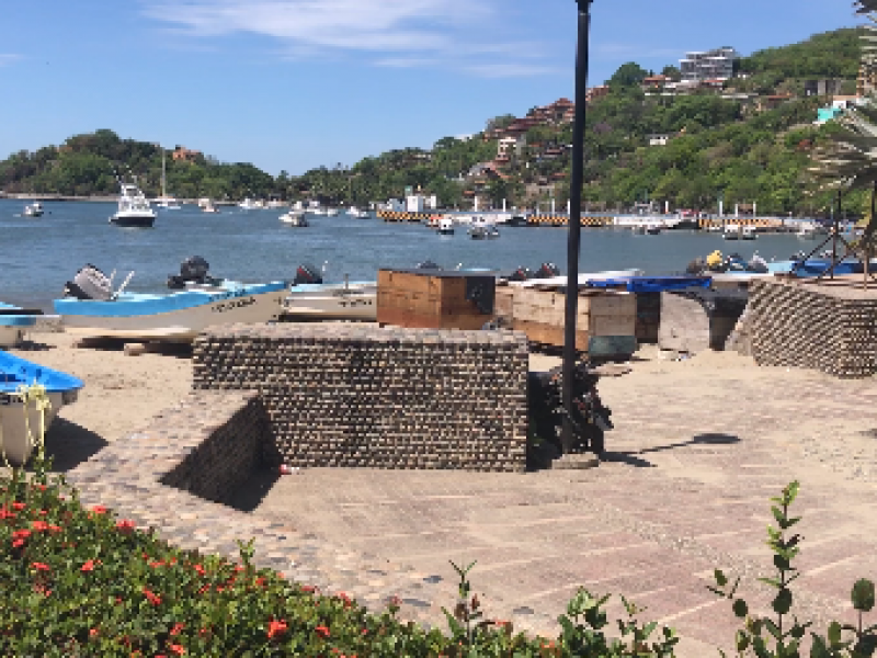 Lanchas frente a negocios de playa Principal