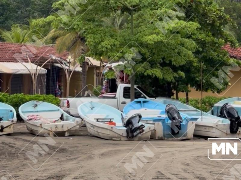 Lancheros retiran embarcaciones de playa Linda ante amenaza de “Trudy”