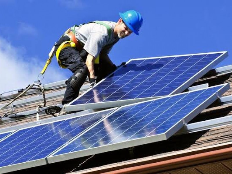 Lanza programa de instalación de paneles solares en 100 viviendas