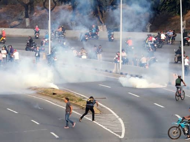 Lanzan bombas lacrimógenas contra manifestantes en Venezuela