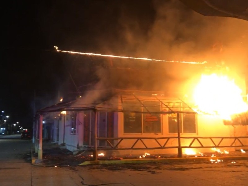 Lanzan bombas molotov contra comercio en Coatzacoalcos