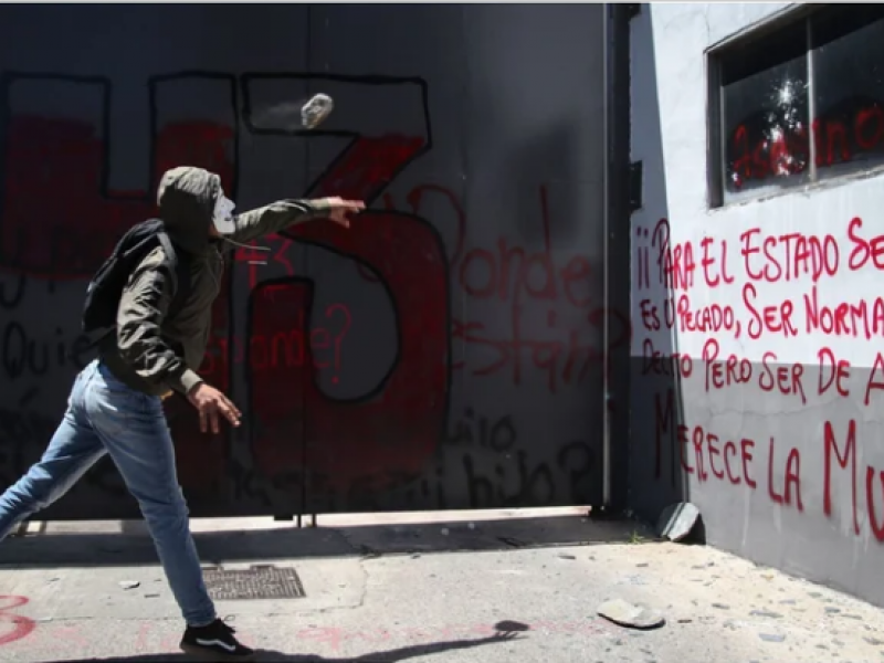 Lanzan normalistas petardos contra instalaciones del CNI en CDMX