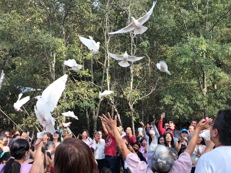 Lanzan palomas para recordar a sus seres queridos
