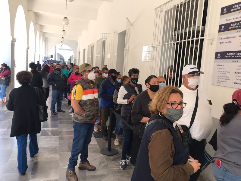 Larga fila en el primer día del pago del predial