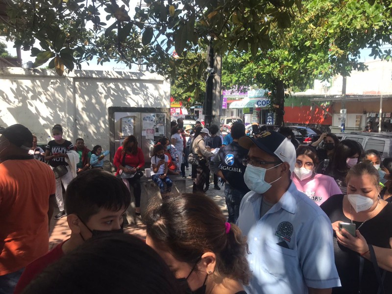 Larga fila en Boca del Río para recibir menores vacuna