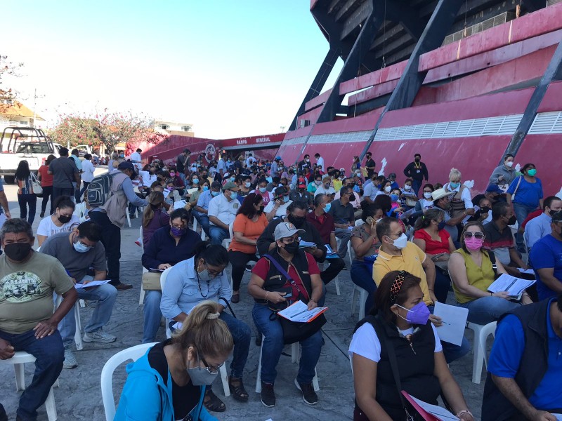 Larga fila en la aplicación del refuerzo contra el COVID19