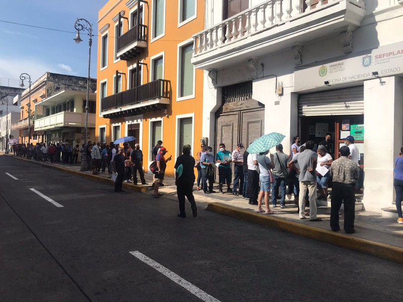 Larga fila para canje de placas y evitar recargos