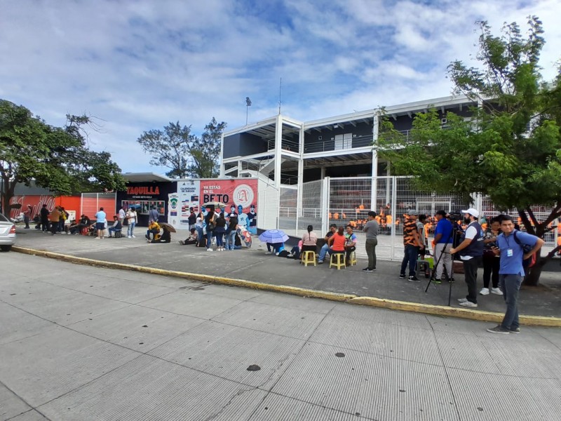 Larga fila para el concierto de Luis Miguel en Veracruz